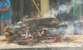 Người Chăm ở Ninh Thuận vẫn giữ tục hỏa táng. 