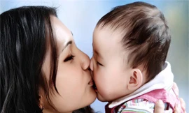 Chuyên gia cảnh báo không nên tiếp xúc quá gần, hôn môi trẻ. Đặc biệt khi có bệnh lý hô hấp, virus càng tuyệt đối không hôn.