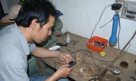 Sau 2 năm mày mò nghiên cứu, nông dân Nguyễn Văn Thanh đã sáng chế thiết bị chống trộm thông minh. Ảnh: Quốc Dũng/ VnExpress