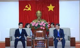 Ông Her Tae Jeong, Thị trưởng TP.Deajeon (Hàn Quốc), Chủ tịch Hiệp hội Đô thị Khoa học Thế giới (WTA) và lãnh đạo tỉnh Bình Dương