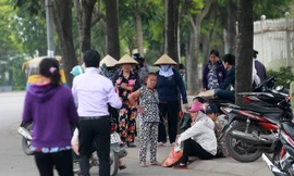 Dân phe vé bên ngoài sân Mỹ Đình