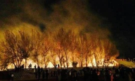 Ngọn lửa bốc cao 3-4 m tối 23-10. Ảnh: Want China Times