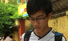 Thí sinh Nguyễn Viết Mạnh đang xem lại bài thi môn Hóa. Ảnh: H.Nguyên (Gia đình và Xã hội)