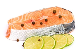 Cá hồi là loại thực phẩm tốt cho não - Ảnh: Shutterstock