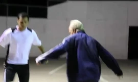 Ông già trình diễn kỹ thuật bóng đá điêu luyện