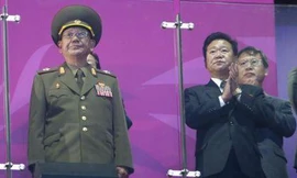 Hwang Pyong So, trái, và các phụ tá tham dự lễ bế mạc Thế vận hội Châu Á ở Hàn Quốc hôm thứ bảy tuần trước.