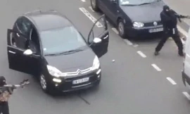 Hai kẻ khủng bố tấn công vào Charlie Hebdo. (Nguồn: DM) 