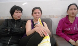 Mẹ nạn nhân Lư Vĩnh Đạt (ngồi giữa) rầu rĩ chờ an táng con