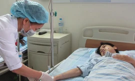 Hiện các bệnh nhân được điều trị bằng thuốc nhắm đích hoàn toàn miễn phí. Ảnh: N.Phương. 