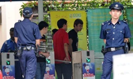 Giới chức di trú Singapore trong một cuộc kiểm tra ngoại kiều. (Ảnh minh họa: BBC)