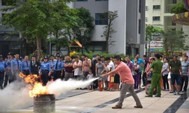 Rất đông cư dân đã tham gia tập huấn và thực hành phòng cháy chữa cháy