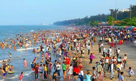 Biển Cửa Lò ngày càng thu hút đông khách du lịch đến nghỉ dưỡng
