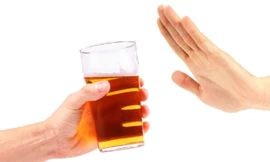 Vì sao không nên pha rượu với nước tăng lực?