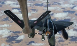 Chiến đấu cơ Mirage 2000D của Pháp được tiếp nhiên liệu trên không - Ảnh: Reuters
