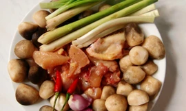 Canh gà nấu nấm giúp người ốm mau lại sức, phòng ngừa cảm cúm. Ảnh: Khánh Ly.