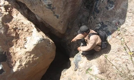 Cửa hang được cho là đường dẫn vào "kho báu" núi Tàu