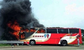 Xe khách bốc cháy trên đường tới sân bay quốc tế Đào Viên. Ảnh: AP