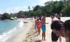 Du khách di chuyển lên bãi cát ngay khi thấy cá sấu dưới nước. Ảnh: CEN.