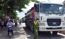 Xe bồn gây tai nạn. Ảnh: Sơn Hòa