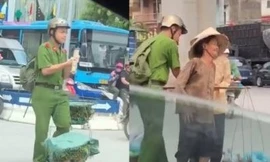 Nam sinh gánh rau giúp đỡ bà cụ khiến nhiều người cảm động. Ảnh cắt từ clip.