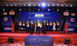 Hình ảnh Phó Tổng Giám đốc Trần Văn Duy thay mặt HVC Group nhận giải thưởng 