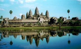 Ba du khách Pháp chụp ảnh khỏa thân ở đền Angkor
