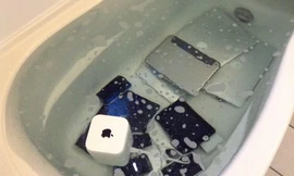 Cô gái quăng tất cả đồ công nghệ đắt tiền của bạn trai vào bồn tắm