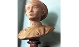 Tượng bán thân Huyện Sỹ tại nhà thờ do chính ông bỏ tiền xây dựng. Ảnh: Đ.N