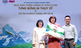Đại diện Nestlé NAN và Con Cưng trao giải chuyến đi Thụy Sỹ cho khách hàng may mắn nhất