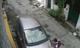 Học trò nghịch ngợm vung chân đạp gãy gương ôtô