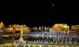 Show thực cảnh giữa sông Hoài được công nhận là chương trình có sân khấu ngoài trời lớn nhất Việt Nam với lượng diễn viên tham gia đông đảo nhất