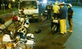 Vợ chồng anh Phương đang yêu cầu tổ CSGT làm rõ vụ việc vợ mình bị chọi "vật lạ" (ảnh nạn nhân cung cấp). 