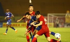 Các cầu thủ B.Bình Dương (xanh) cho thấy sự bản lĩnh trước các cầu thủ trẻ U20 Việt Nam