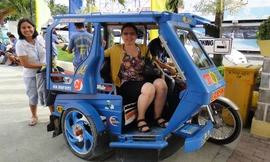 Khách du lịch trải nghiệm loại xe ba bánh đặc trưng ỏ Boracay.