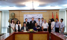 Ông Arnoud van den Berg, TGĐ FrieslandCampina VN (trái) và ông Nguyễn Việt Dũng, GĐ Trung tâm Truyền thông Tài nguyên và Môi trường