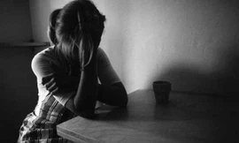 Cha mẹ cần chia sẻ các kiến thức về SKSS phù hợp để tránh những bi kịch vì mang thai sớm. 