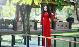 Việt Hương 'yểu điệu thục nữ' khi mặc áo dài 