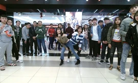 Rất đông bạn trẻ hào hứng tham gia thử thách tạo dáng trước chiếc máy Pepsi Muối