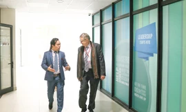 Thầy Phan Anh (bìa trái) cùng đại diện CIS trong chuyến làm việc thực tế tại trường