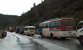 Ách tắc trên tuyến quốc lộ 1A. Ảnh: Quang Hòa