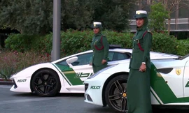 Cảnh sát Ả rập dọa quái xế bằng xe sang và công nghệ