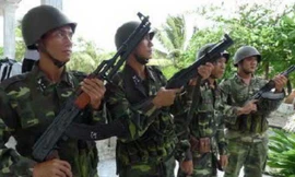 Chiến sĩ ngoài cùng từ trái sáng đang cầm khẩu súng máy RPK. 