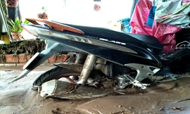 Nước lũ mang bùn cát vào ngập nhà dân