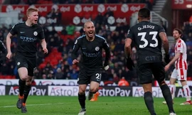 De Bruyne (trái) muốn cùng đồng đội đánh bại Man Utd rồi đăng quang tại Etihad. Ảnh: Reuters.