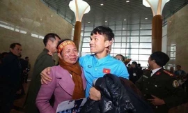 Người mẹ xứ Nghệ nức nở trong vòng tay con trai, cầu thủ Xuân Mạnh.