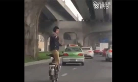 Chàng trai vừa đi xe đạp vừa múa thái cực quyền gây sốt