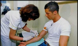 Cristiano Ronaldo không xăm mình để có thể đều đặn hiến máu. Ảnh: Sportskeeda.