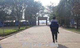 Đôi bạn thân hàng ngày cõng nhau đến trường. Ảnh: Hoa Mai/TTXVN