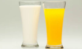 Nên uống nước cam hay sữa vào buổi sáng?