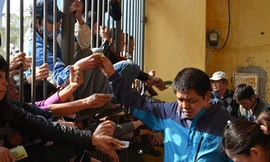 CĐV chen nhau mua vé trận Hải Phòng - HAGL